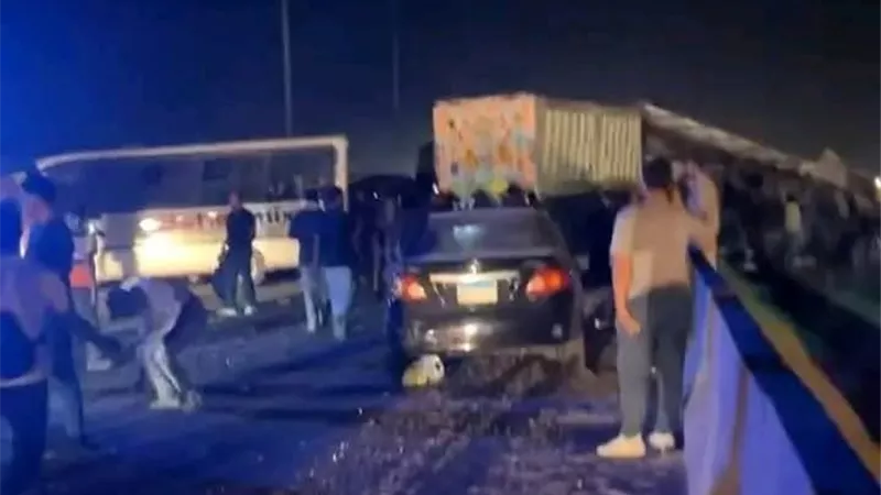شلل مروري بطريق السويس إثر تصادم 9 سيارات والدفع بسيارات الأغاثة المرورية 