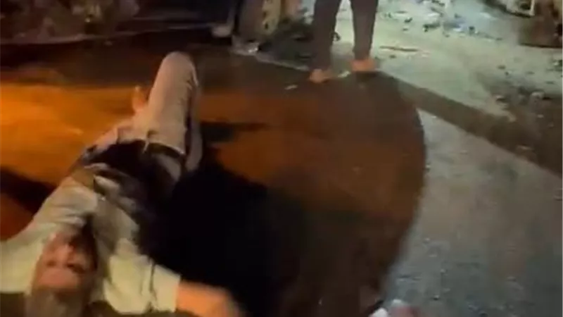 كارثة على طريق السويس.. مصرع شخصين وإصابة 42 آخرين في تصادم 9 سيارات| صور 