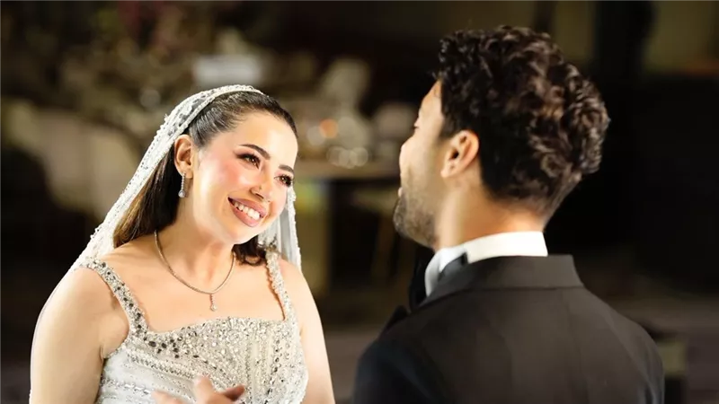 أحمد جمال وزوجته فرح الموجي يشعلان حفل زفافهما بديو غنائي 