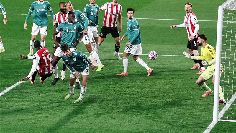 ليفربول يتأخر أمام برينتفورد في شوط أول مثير بالبريميرليج