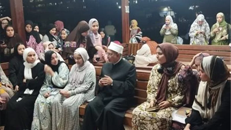«كلكن بناتي».. رئيس جامعة الأزهر في حوار أبوي مع طالبات المدينة الجامعية