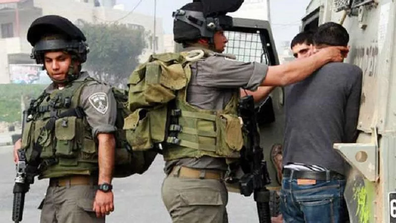 فجر الرعب في الضفة.. مداهمات واعتقالات تطال الشبان والأسرى المحررين
