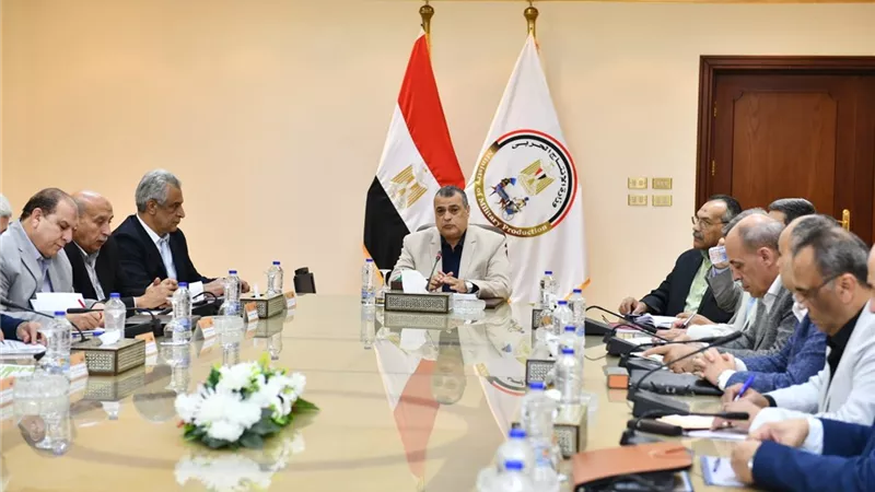 وزير الإنتاج الحربى لـ«رؤساء الشركات»: مهتمون بزيادة نسب تعميق التصنيع المحلي