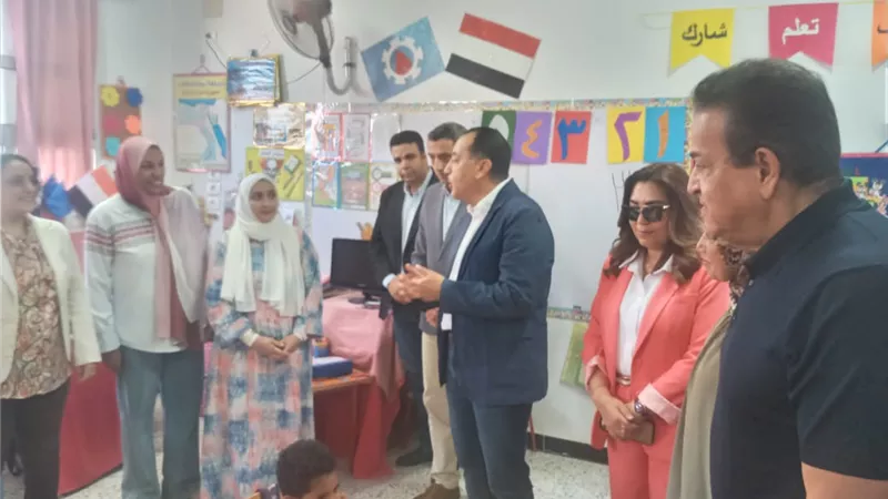 مدبولي يفاجئ مدرسة ابتدائية بالسويس لتفقد سير الدراسة| صور