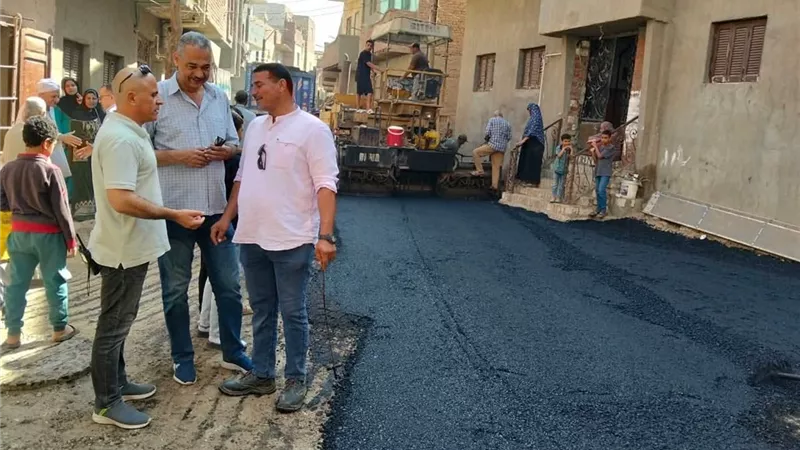 الوحدة المحلية بإهناسيا تواصل أعمال الرصف وتطوير الشوارع 