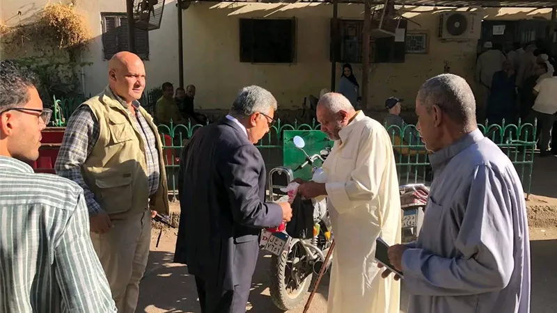 محافظ الدقهلية يتفقد عيادة التأمين الصحي بجديلة ويتابع توافر الأنسولين 
