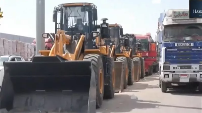 معدات ثقيلة وشاحنات مساعدات تتكاتف لرفع أنقاض غزة|تفاصيل