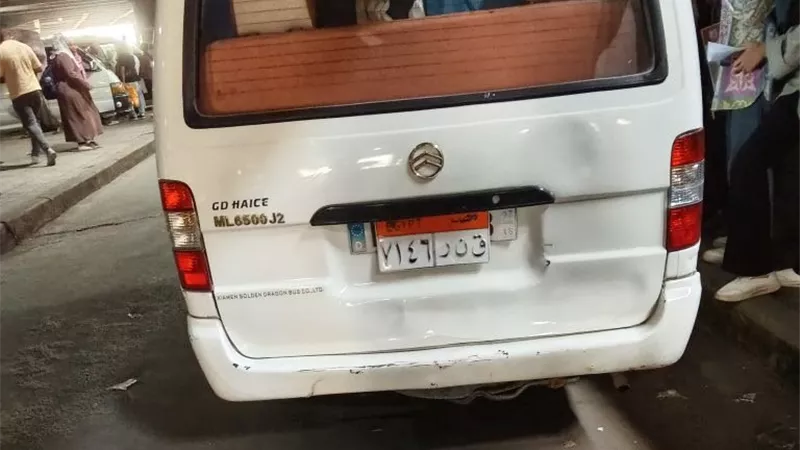 «السائقون يرفضون الشباب ويفضلون البنات».. ماذا يحدث في موقف سيارات بنها؟