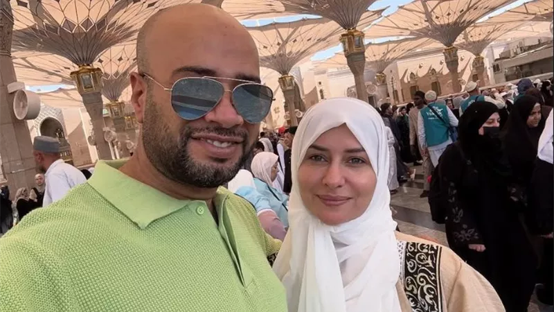 حاتم صلاح يؤدي مناسك العمرة بعد أيام قليلة من زواجه