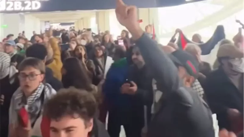 عمال شارل ديجول يقفون في وجه الحرب.. لا لشحن الأسلحة لإسرائيل