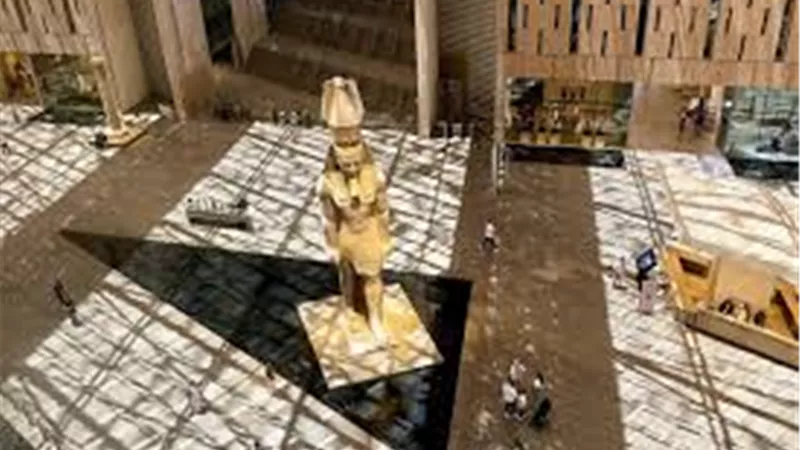 تاريخ من المهابة.. رحلة تمثال رمسيس الثاني من ميت رهينة إلى المتحف الكبير 