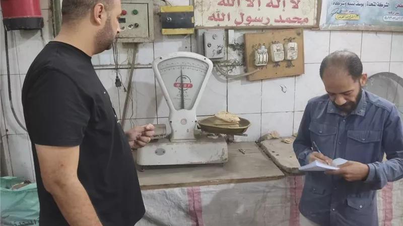 سلع مجهولة ولحوم فاسدة ... تحرير 300 مخالفة تموينية في حملة بالمنيا