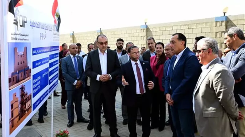 رئيس الوزراء يفتتح مصنع 