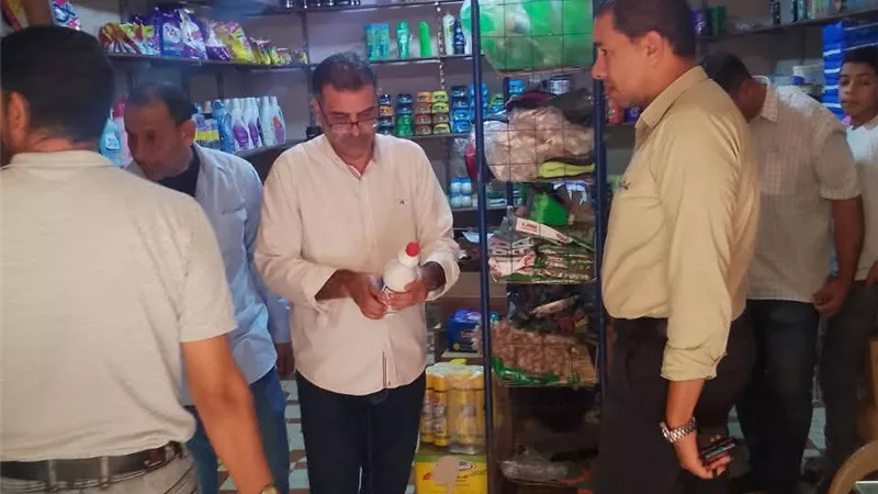 حملات تموينية مكبرة على الأسواق والمحلات وضبط مخالفات بالرحمانية بالبحيرة