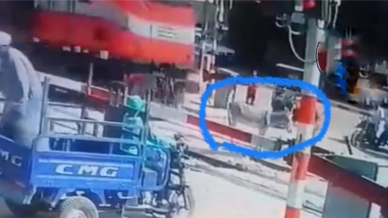 جبروت أطفال.. نجاة صغيرين من الموت المحقق عبرا بوابة القطار بالأقصر 
