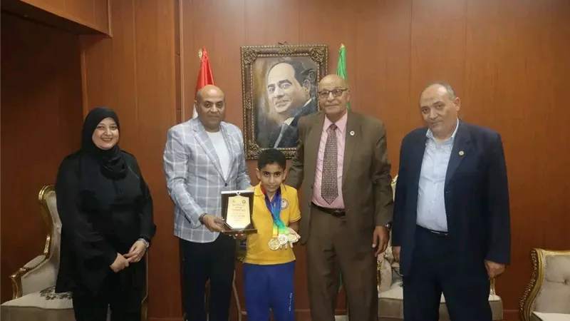 وكيل تعليم الدقهلية يكرّم الطلاب المتميزين في الرياضة والبرمجيات عالميًا