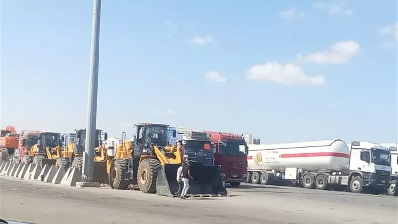 عبور الدفعة الثانية من المعدات الثقيلة من معبر رفح إلى كرم أبو سالم |فيديو وصور