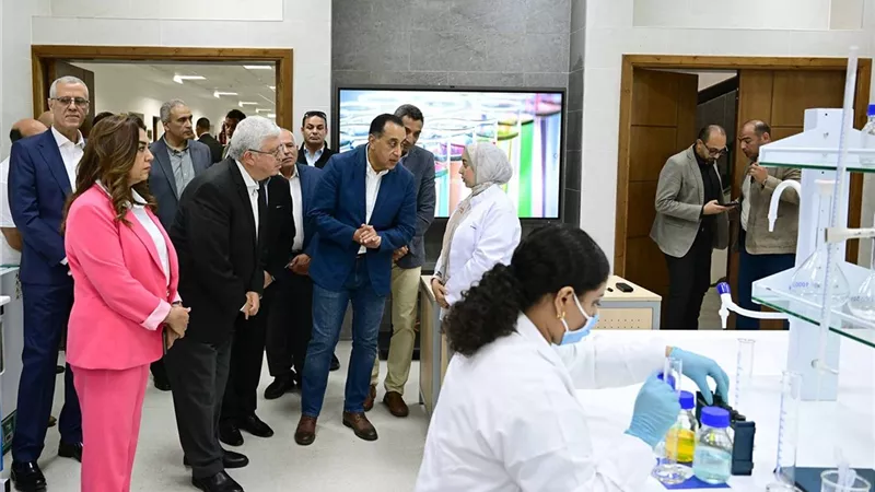 رئيس الوزراء يتفقد جامعة السويس الأهلية