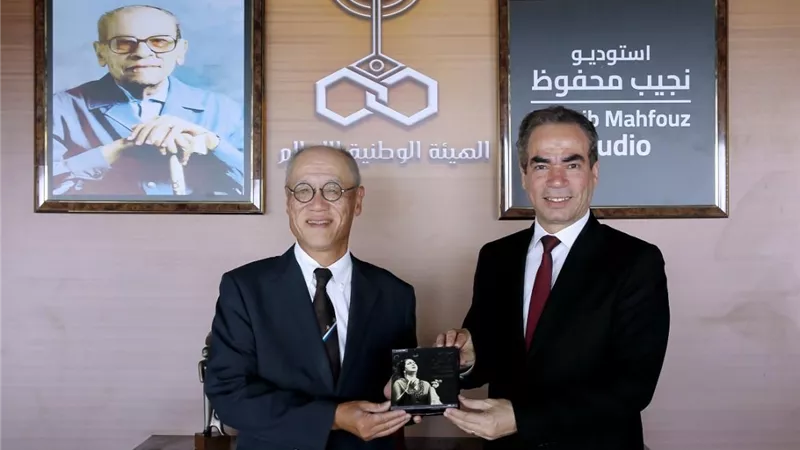 سفير اليابان يزور استديو نجيب محفوظ ويشيد بالتعاون في تأسيس المتحف الكبير