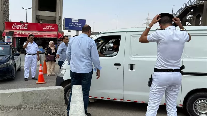 حملة أمنية في البساتين لضبط تجار المخدرات والخارجين علي القانون| صور