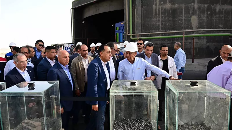 رئيس الوزراء يتفقد مراحل الإنتاج بمصنع الشركة المصرية لبلوكات الأنود الكربونية