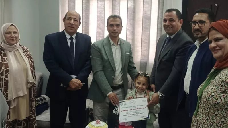 وكيل تعليم كفر الشيخ يكرم طفلة في «KG2» عثرت على خاتم ذهبي وأعادته لصاحبته