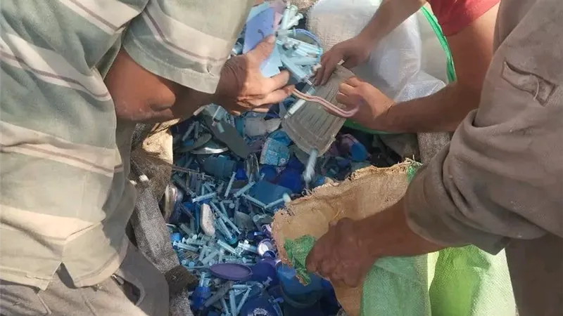 ضبط مخزن كبير للنفايات الطبية والمخلفات الصلبة في الدقهلية
