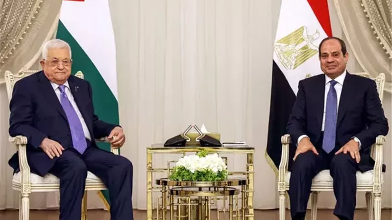 محمود عباس يتسلّم دعوة من الرئيس السيسي لحضور افتتاح المتحف المصري