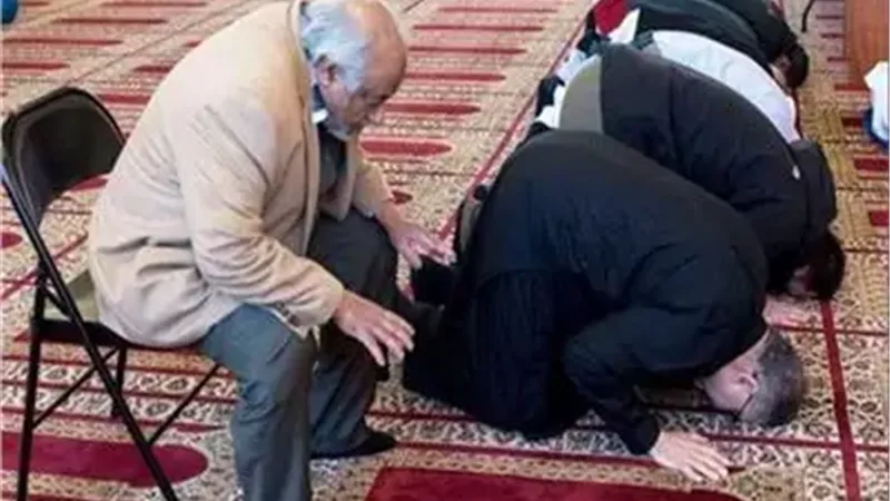 حكم صلاة الفريضة على الكرسي؟.. إجابة حاسمة من دار الإفتاء 