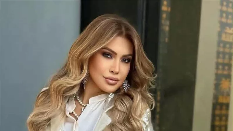 نوال الزغبي تجسد لحظات الرومانسية بـ«الشورت» في شوارع بيروت| فيديو